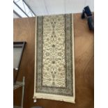 A BEIGE AND BLUE FLORAL PATTERN FRINGED HALL RUNNER