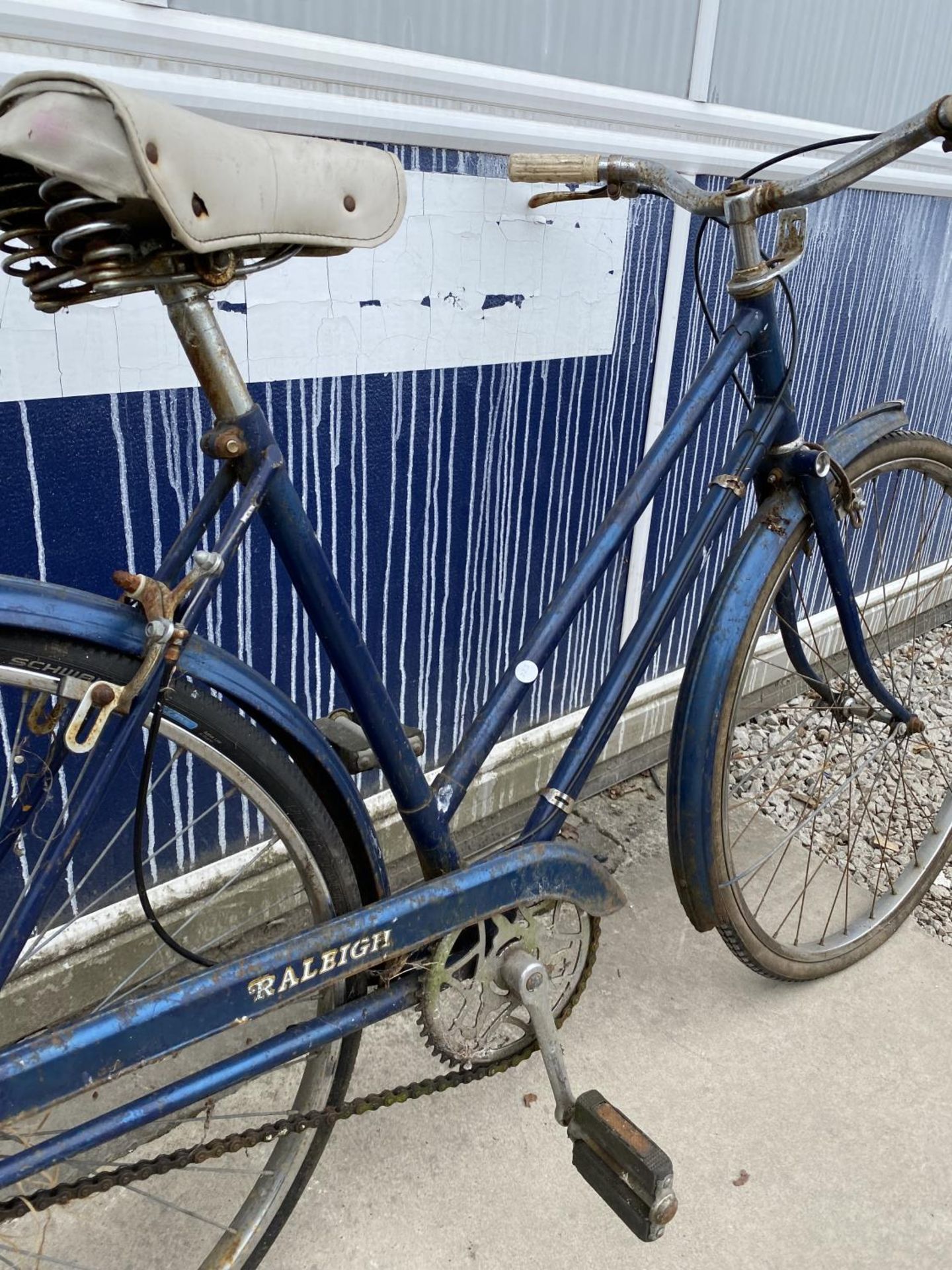 A VINTAGE LADIES BIKE - Image 3 of 4