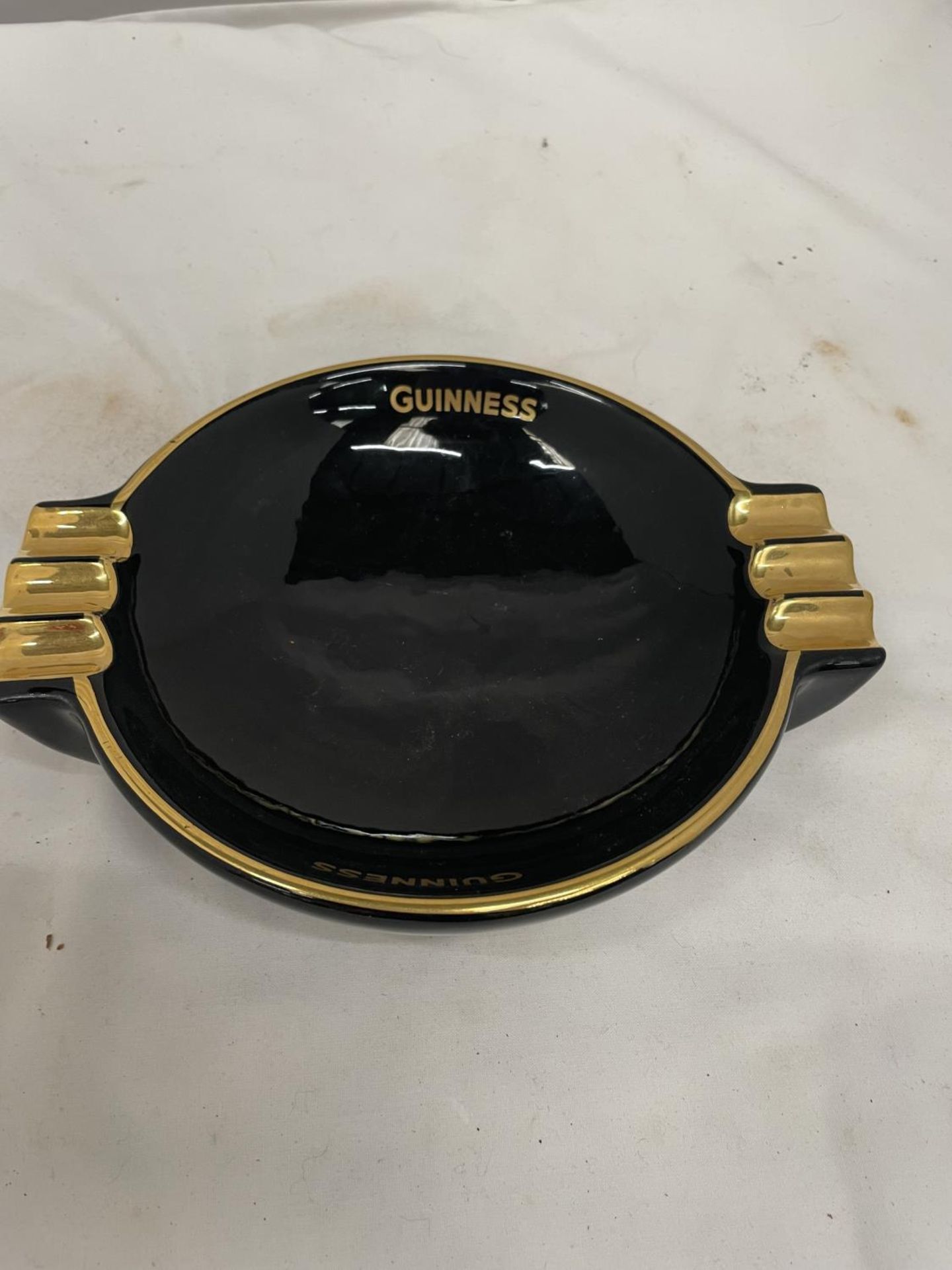 A 1960'S GOLD AND BLACK 'GUINNESS' ASHTRAY - Image 2 of 4