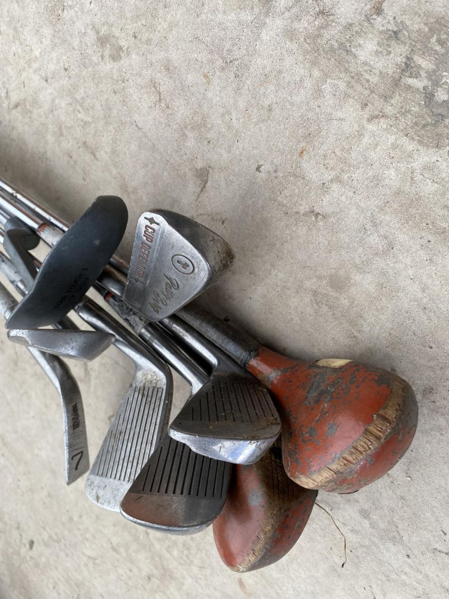 AN ASSORTMENT OF VINTAGE GOLF CLUBS - Image 3 of 3