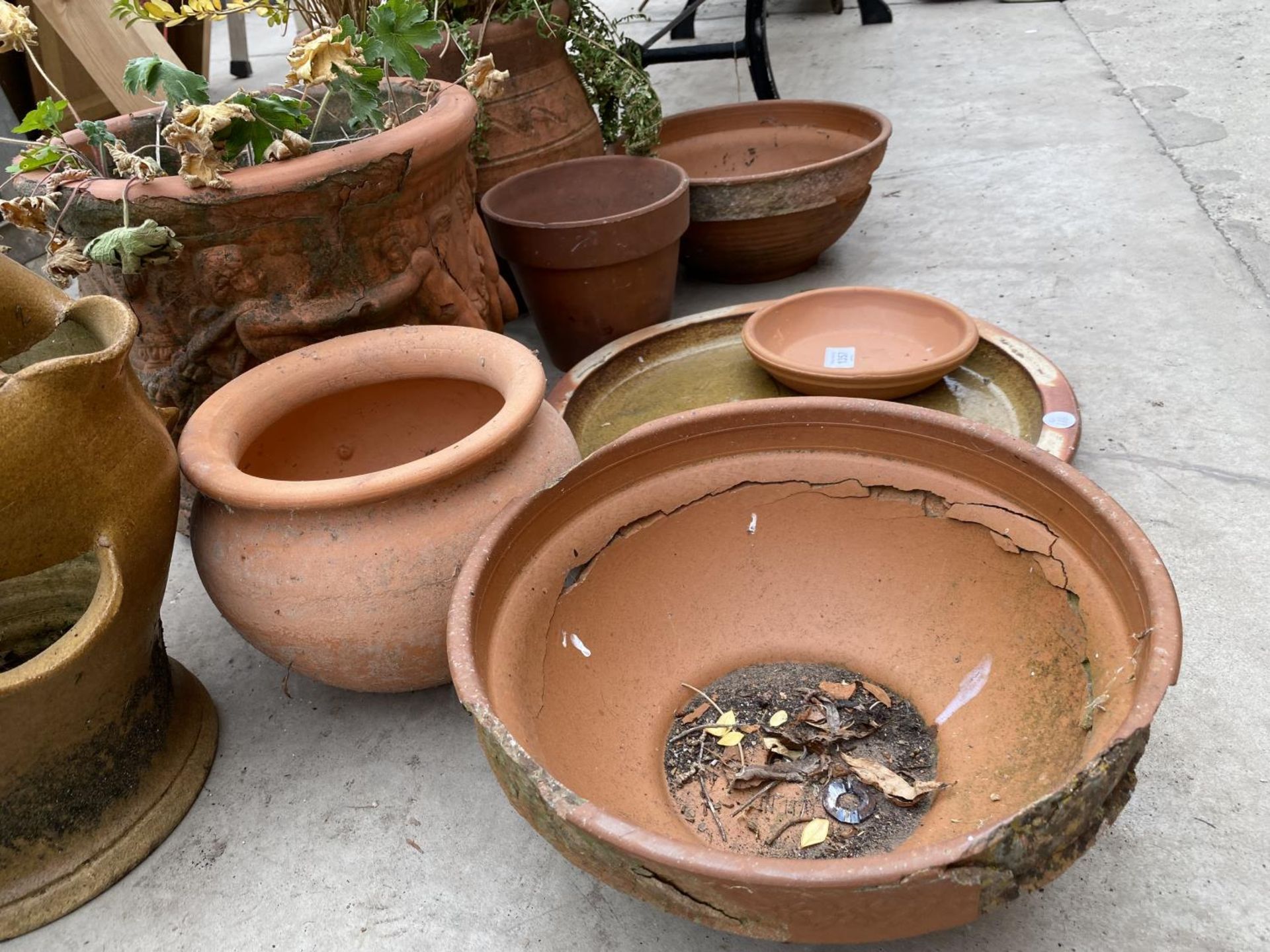 AN ASSORTMENT OF TERRACOTTA GARDEN PLANTERS - Image 3 of 4