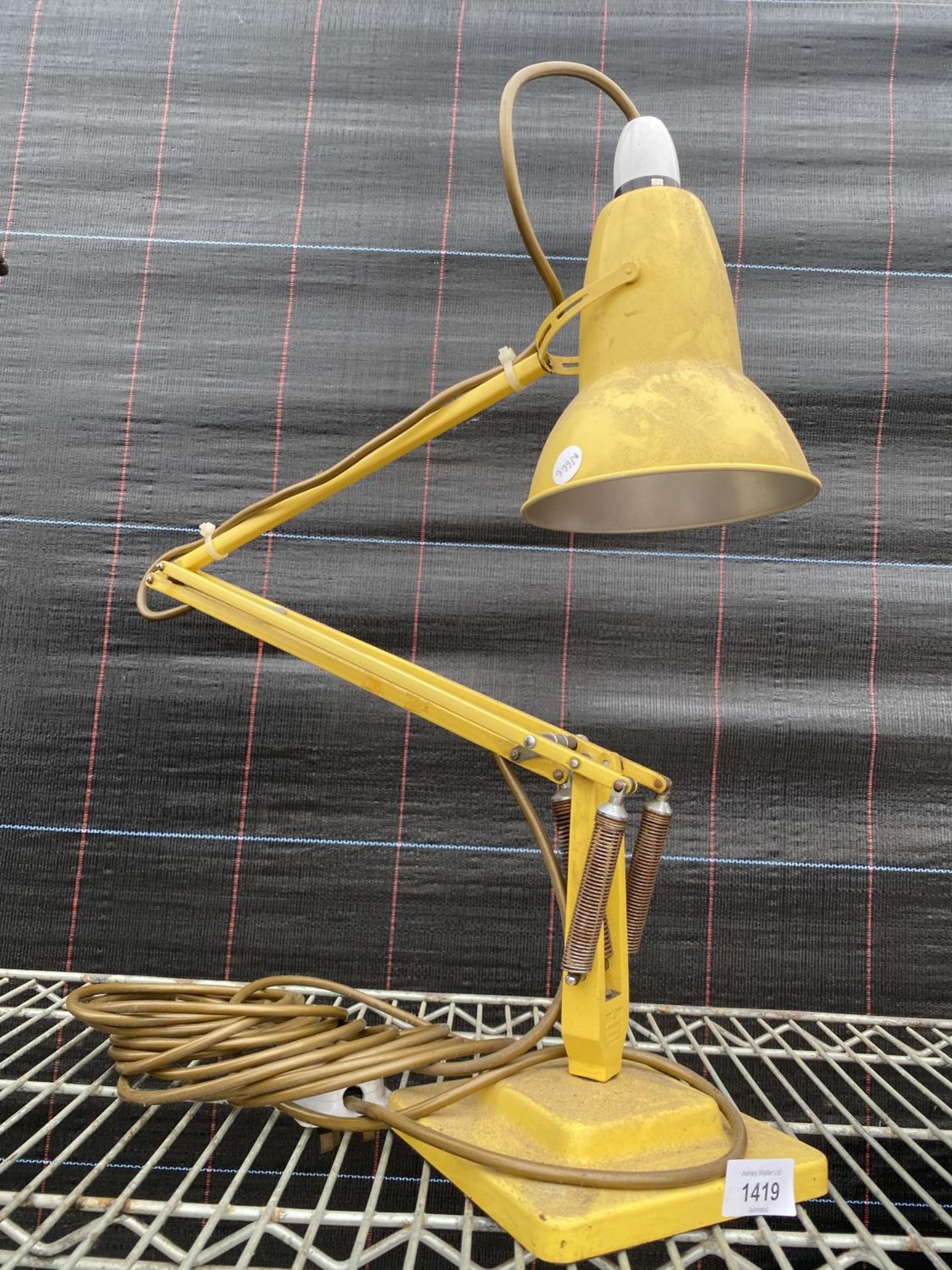 A RETRO MID CENTURY YELLOW HERBERT TERRY ANGLE POISE LAMP