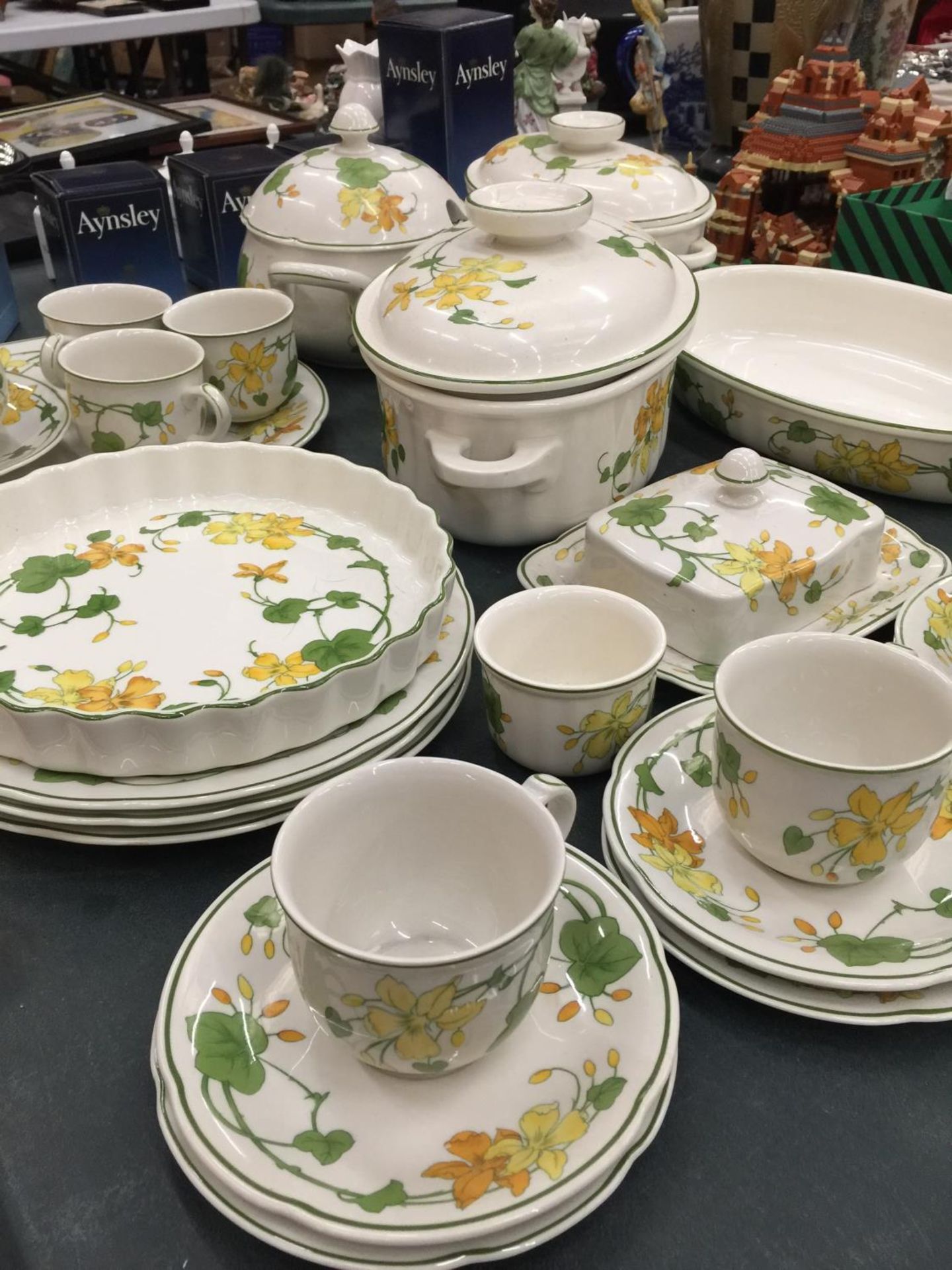 A LARGE QUANTITY OF VILLEROY AND BOCH 'GERANIUM' DINNERWARE TO INCLUDE PLATES, CUPS, SAUCERS, - Image 3 of 8