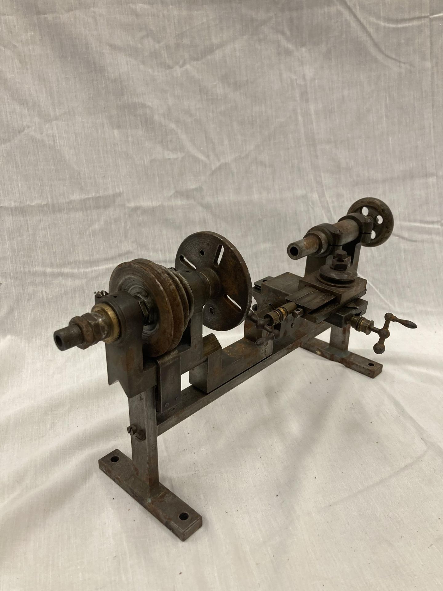 A VINTAGE WATCH MAKERS LATHE - Bild 3 aus 6