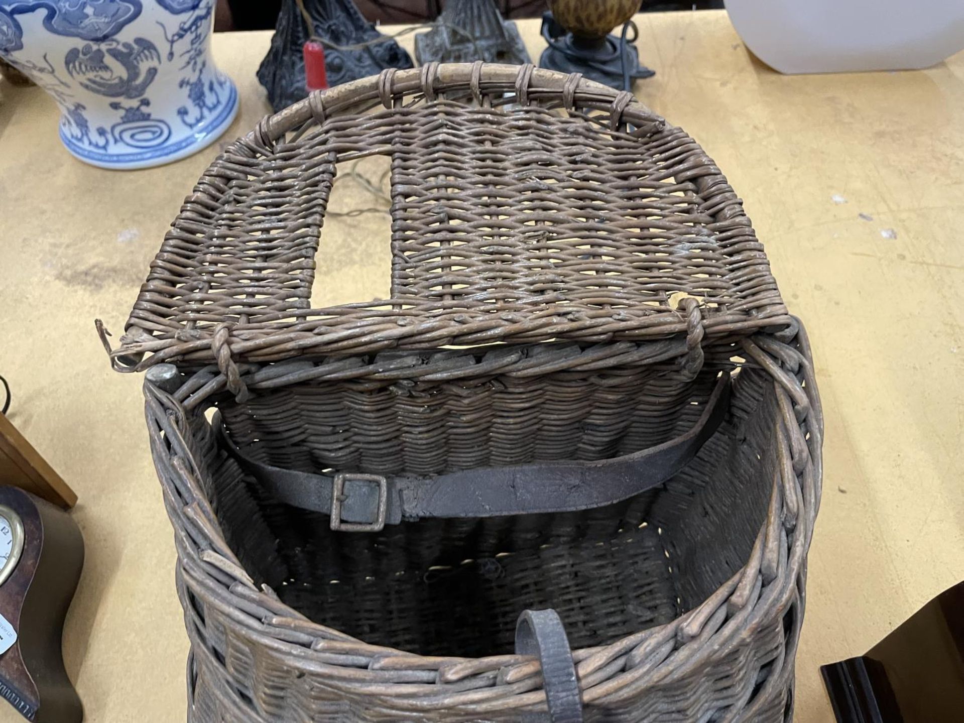 A VINTAGE FISHING CREEL BASKET WITH STRAPS HEIGHT 24CM, LENGTH 27CM - Image 2 of 2