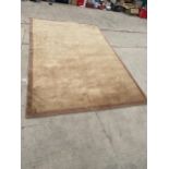 A MODERN BEIGE AND CREAM RUG (300CM X 197CM)