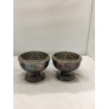 A PAIR OF SILVER PLATED ROSE BOWLS
