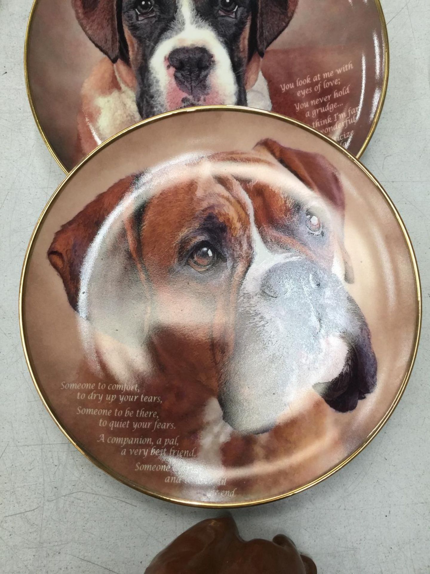 THREE COLLECTORS PLATES WITH BULLDOGS, A SIGNED STONEWARE BOXER DOG 'BUSTER AND A BOSON'S WALL - Image 3 of 12