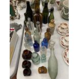 A COLLECTION OF VINTAGE GLASS BOTTLES AND JARS TO INCLUDE COLOURED EXAMPLES