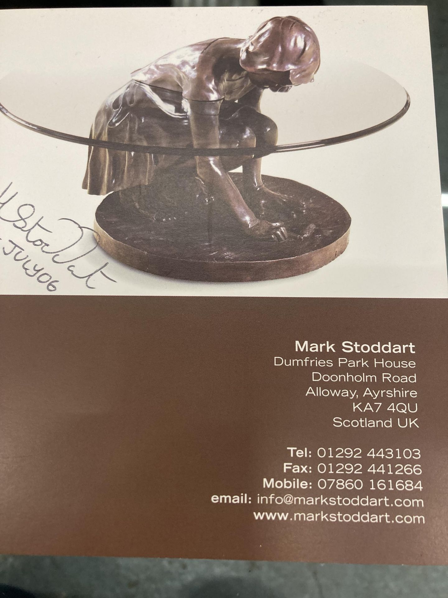 A LIMITED EDITION SIGNED BRONZE SCULPTURE COFFEE TABLE 'SHE'LL FIND' BY MARK STODDART. THIS ORIGINAL - Bild 8 aus 19
