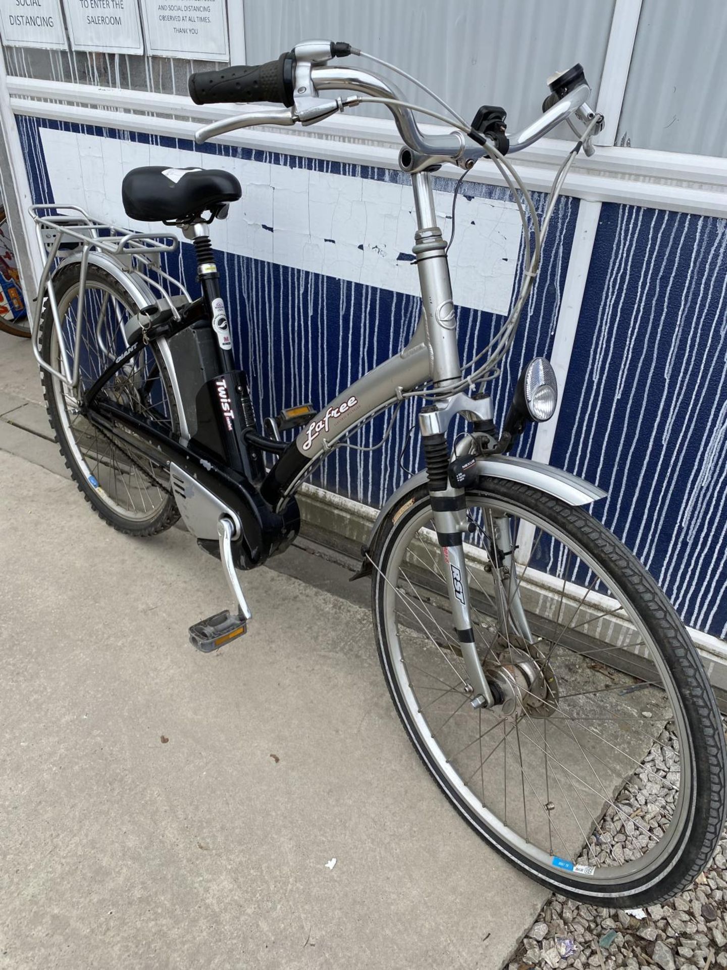 A LAFREE TWIST ELECTRIC BIKE WITH KEY, BATTERY AND CHARGER - Image 7 of 7