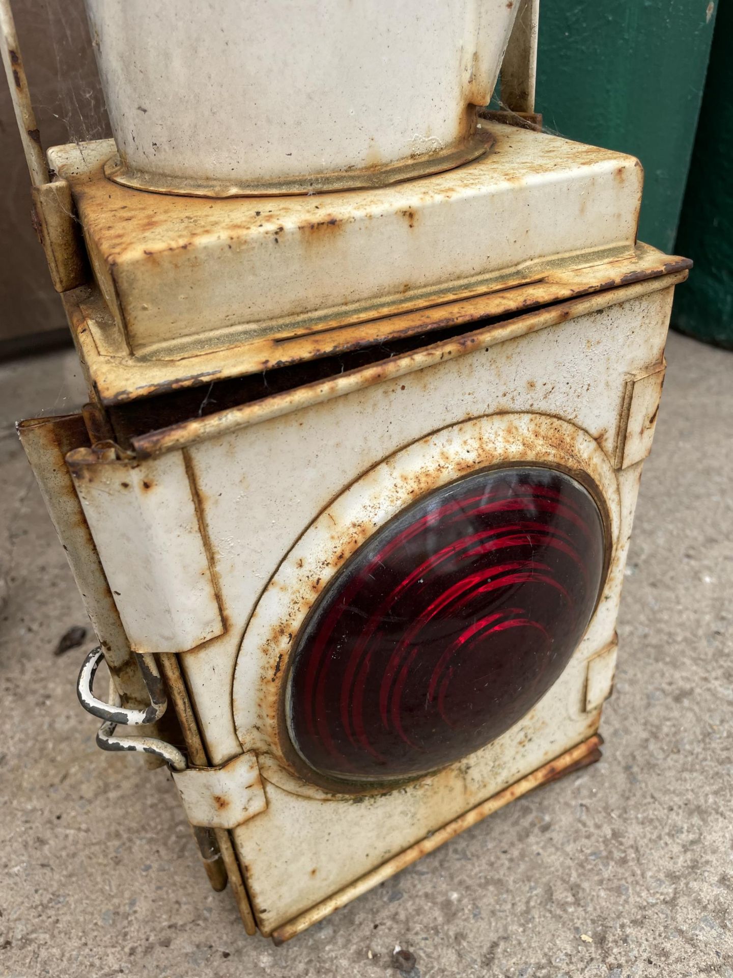 A VINTAGE RAILWAY LAMP - Image 2 of 4