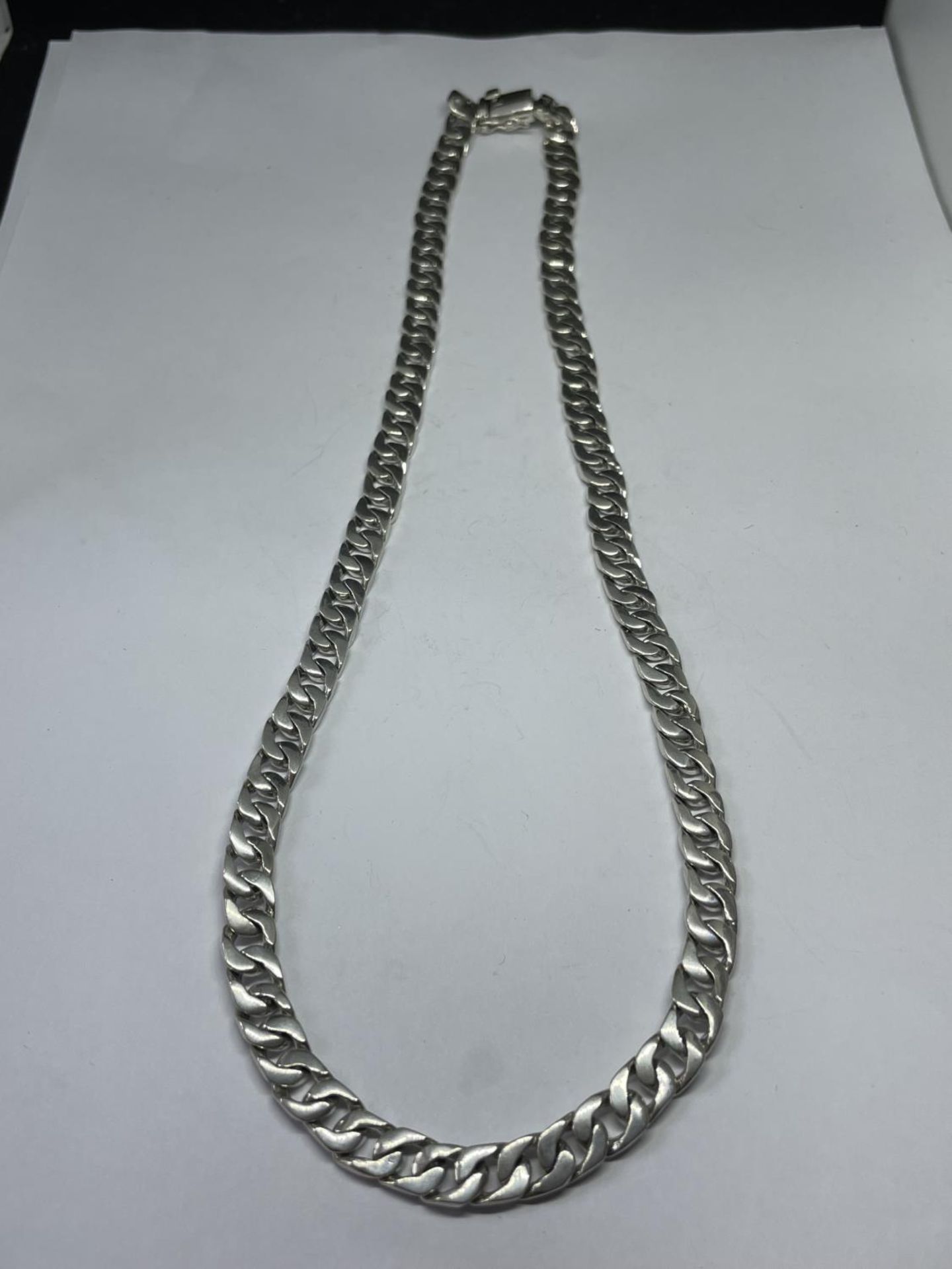 A HEAVY MARKED SILVER NECKLACE LENGTH 22 INCHES