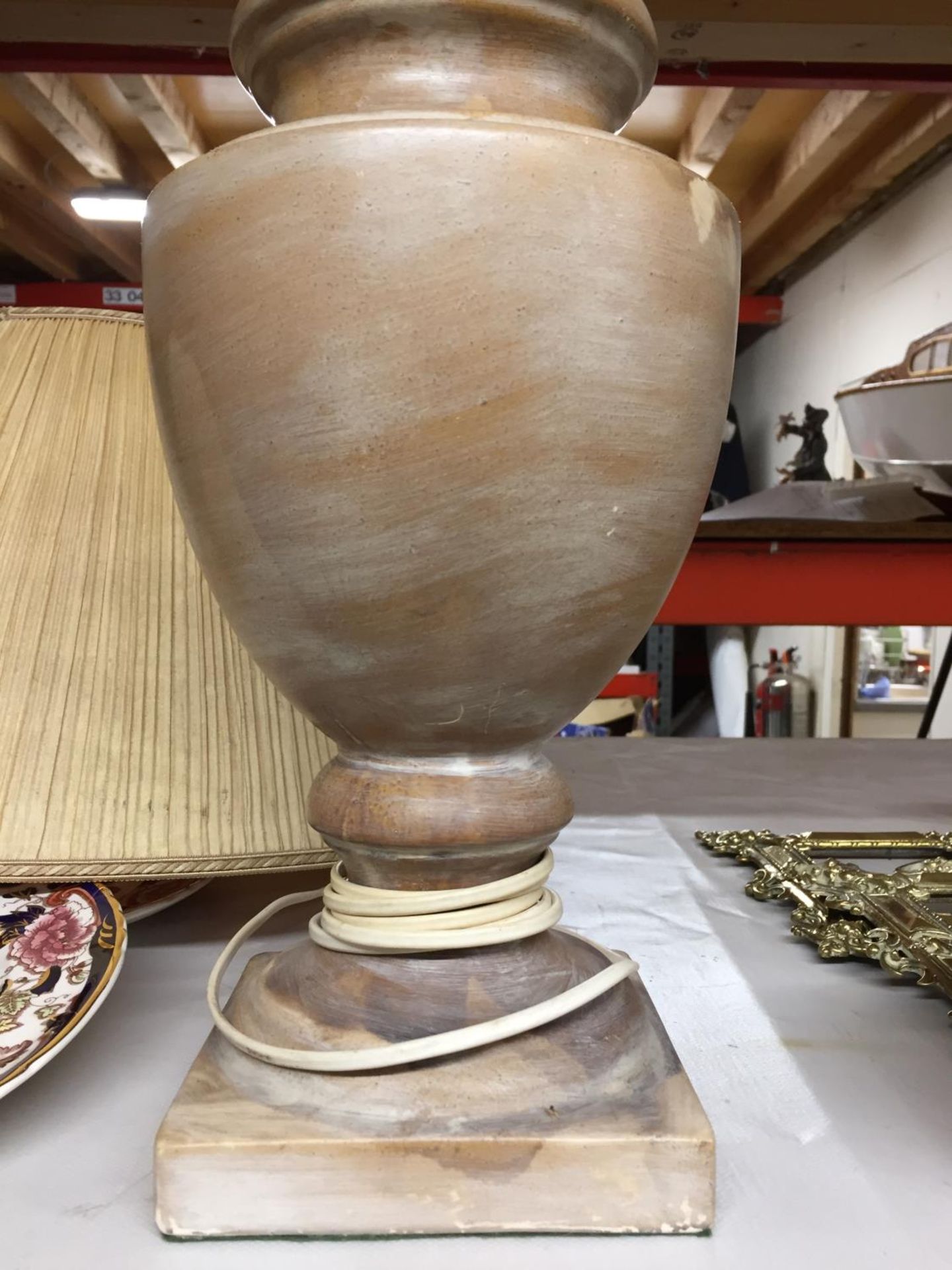 A HEAVY STONE TABLE LAMP WITH SHADE HEIGHT TO TOP OF LAMP APPROX 46CM - Image 2 of 3