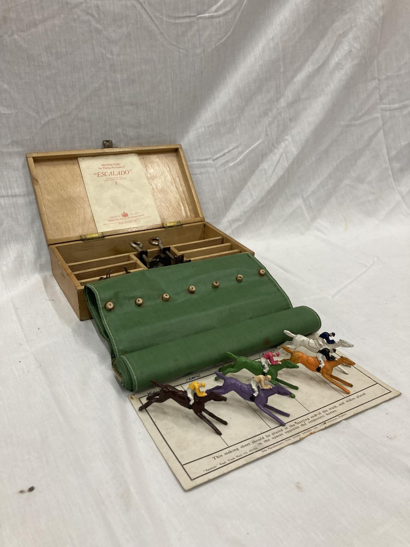 A VINTAGE BOXED ESCALADO GAME WITH INSTRUCTIONS AND A STAKING SHEET - Image 3 of 8