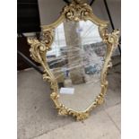 A DECORATIVE GILT FRAMED WALL MIRROR