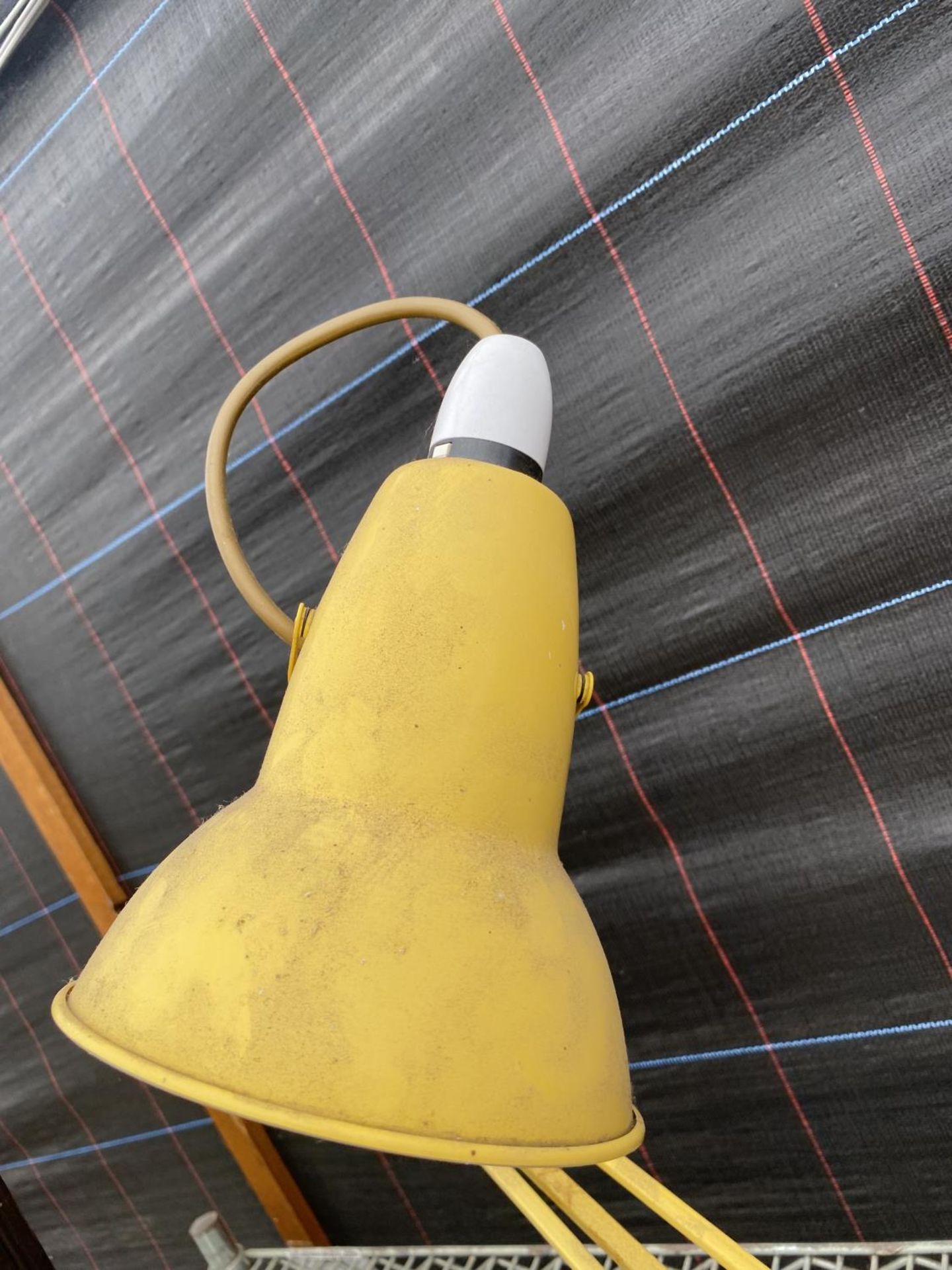 A RETRO MID CENTURY YELLOW HERBERT TERRY ANGLE POISE LAMP - Image 4 of 4
