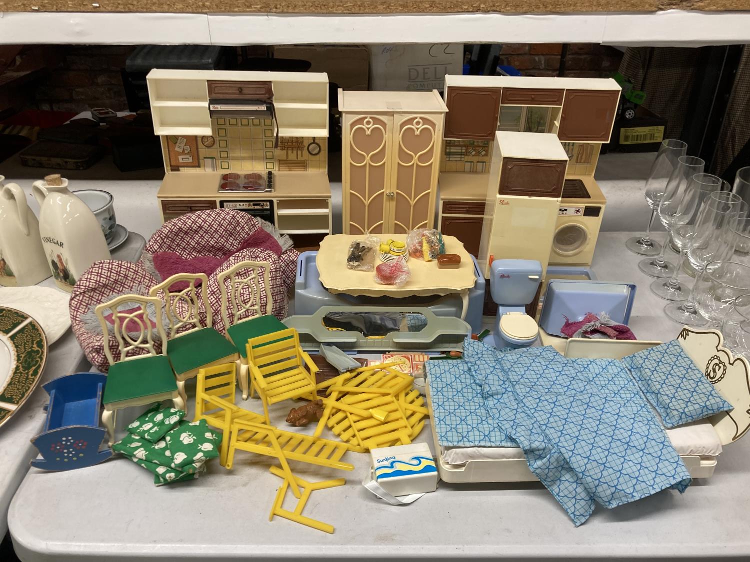 A LARGE QUANTITY SINDY TOYS TO INCLUDE KITCHEN UNITS, WARDROBE, BED, CHAIRS ETC