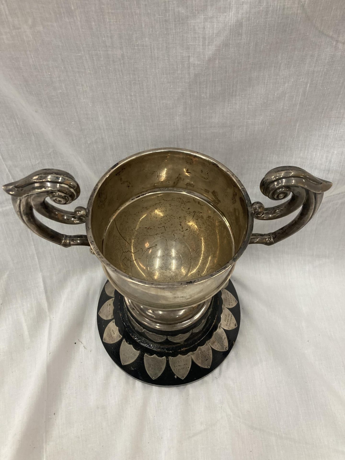 A HALLMARKED SHEFFIELD SILVER TROPHY WITH SHIELDS HEIGHT 32CM TO TOP OF THE HANDLE GROSS WEIGHT 1436 - Bild 8 aus 9
