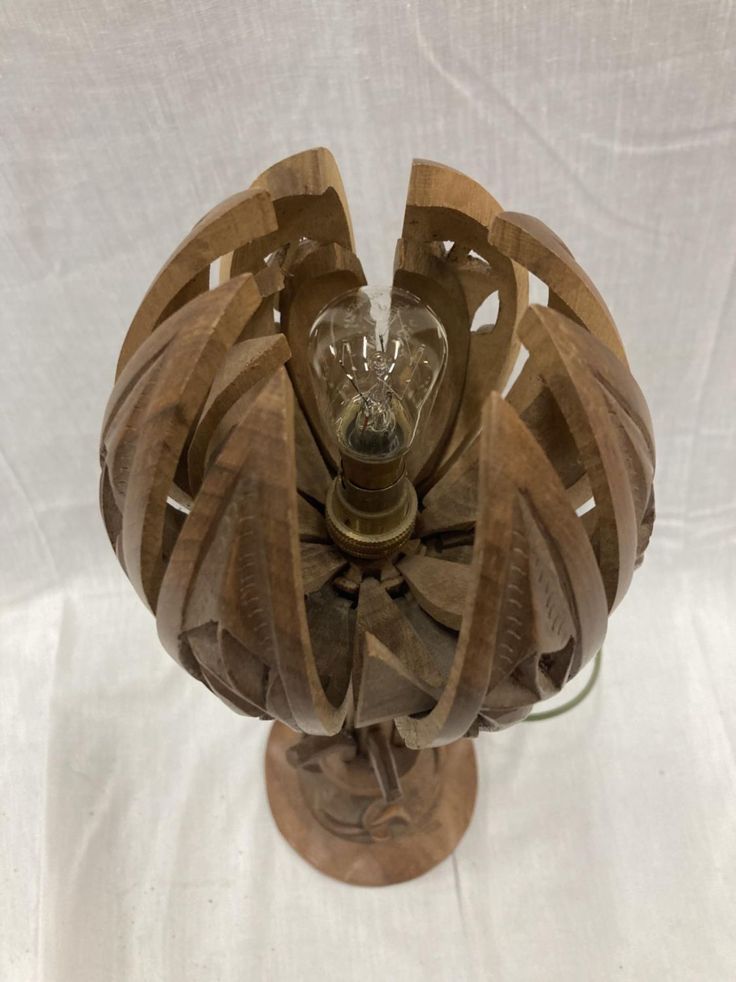 AN ARTS & CRAFTS STYLE WALNUT LOTUS FLOWER LAMP WHICH TURNS TO REVEAL THE FLOWER, IN WORKING ORDER - Image 2 of 5