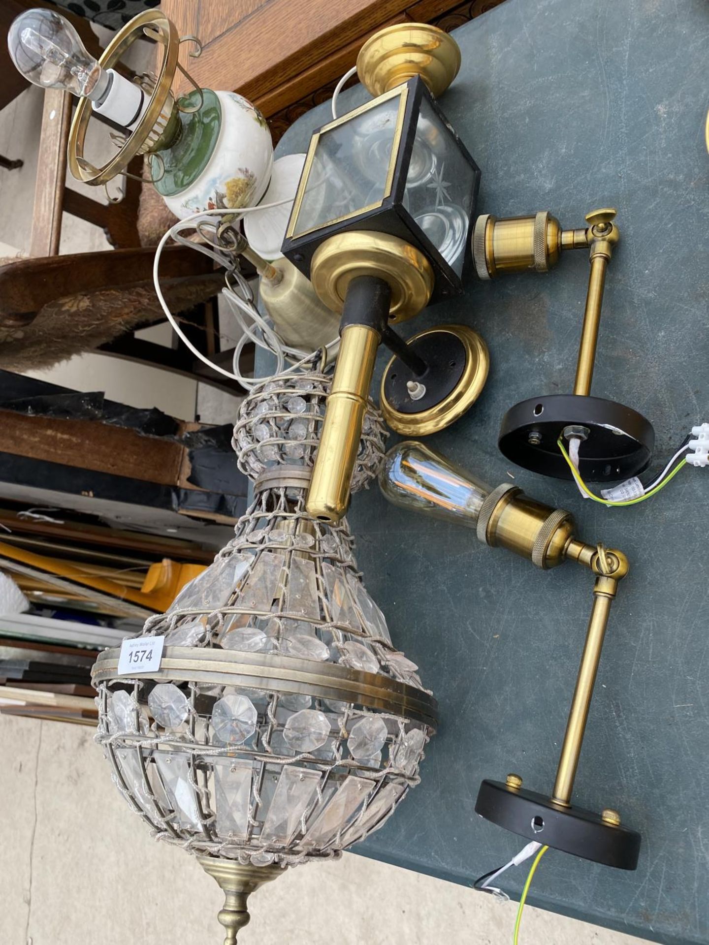 AN ASSORTMENT OF LIGHT FITTINGS TO INCLUDE A COACH LAMP ETC - Image 2 of 5