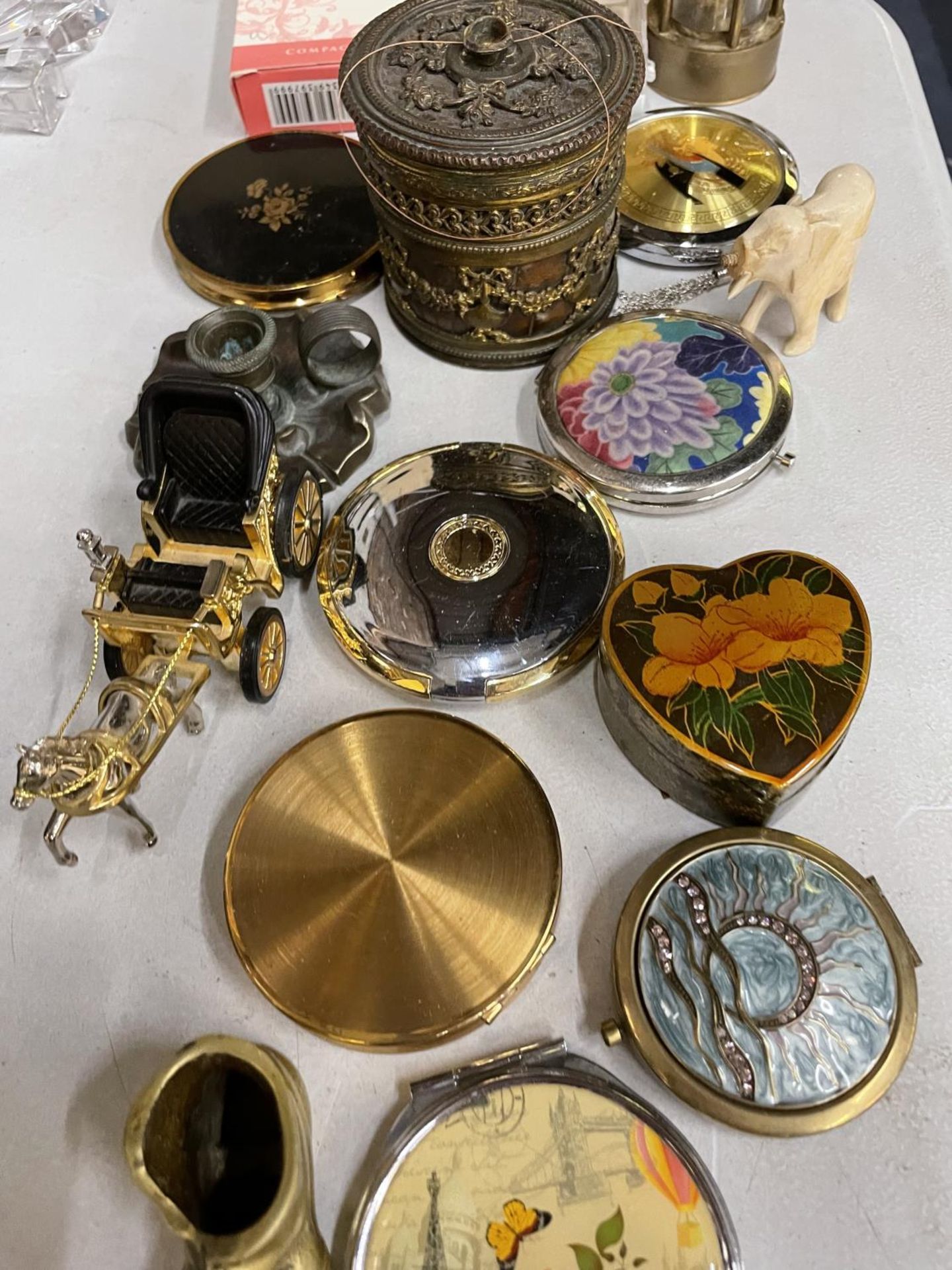 A COLLECTION OF ITEMS TO INCLUDE VINTAGE COMPACTS, A BRASS STRING HOLDER, SMALL MINERS LAMP, - Image 3 of 4