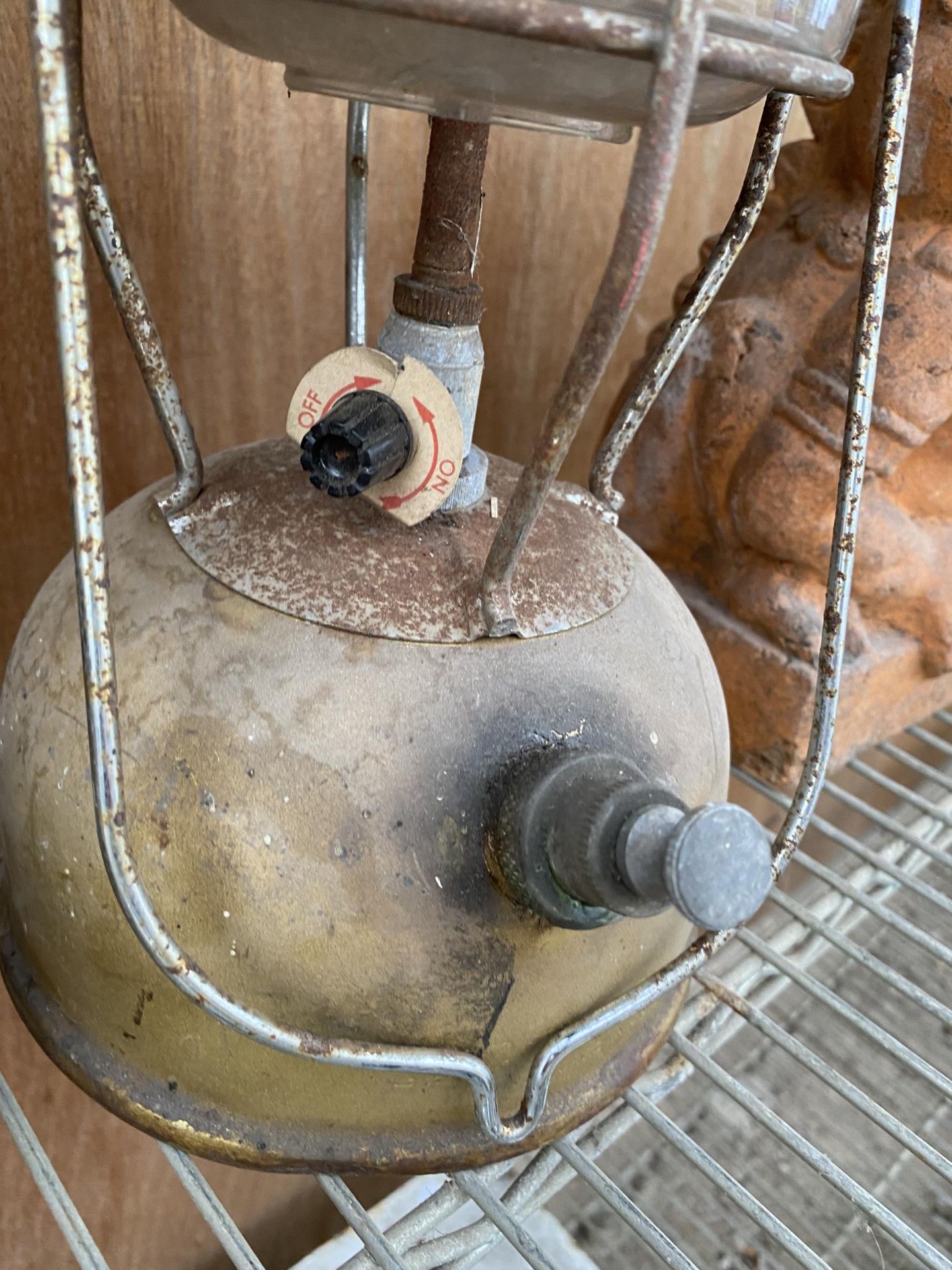 A VINTAGE PARAFIN TILLY LAMP AND A FURTHER SANDSTAR OIL LAMP - Image 4 of 4