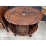 AN OAK BOOKCASE TABLE ON TURNED LEGS, 30" DIAMETER