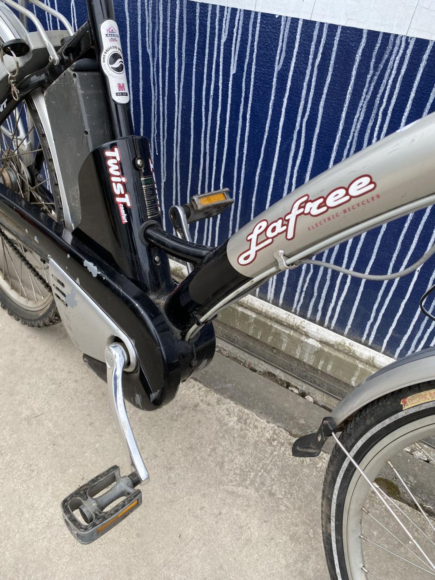 A LAFREE TWIST ELECTRIC BIKE WITH KEY, BATTERY AND CHARGER - Image 6 of 7