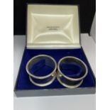 A PAIR OF HALLMARKED BIRMINGHAM SILVER NAPKIN RINGS IN A PRESENTATION BOX