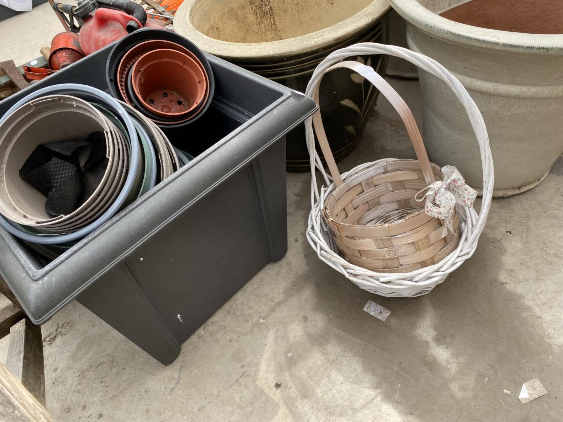 A COLLECTION OF GARDEN POTS AND PLANTERS TO INCLUDE FIVE LARGE GLAZED PLANTERS AND TWO WICKER - Image 9 of 9