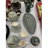 A VINTAGE PALE GREEN AND CREAM VILLEROY AND BOCH PART TEA SET TO INCLUDE TEAPOT, CREAM JUG, CUPS AND