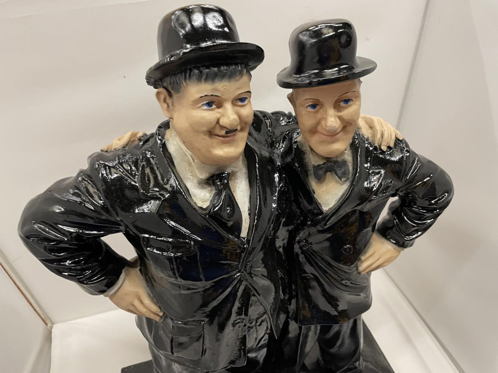 A LARGE LAUREL AND HARDY FIGURE HEIGHT 56CM - Image 4 of 6