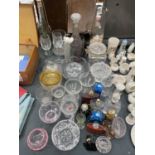 A LARGE COLLECTION OF GLASSWARE TO INCLUDE SCENT BOTTLES, JUGS, BOWLS, GLASSES, ETC