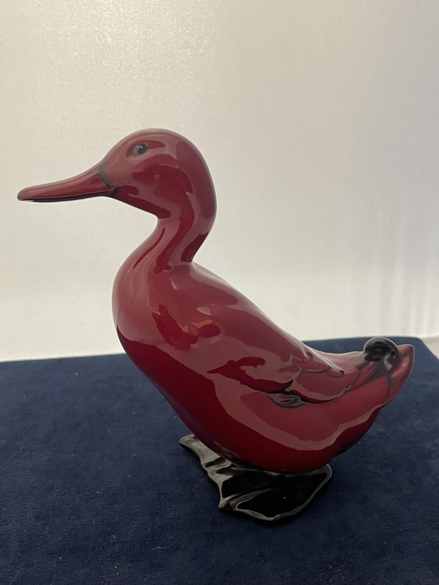 A ROYAL DOULTON FLAMBE DUCK - 16 CM - Image 2 of 5