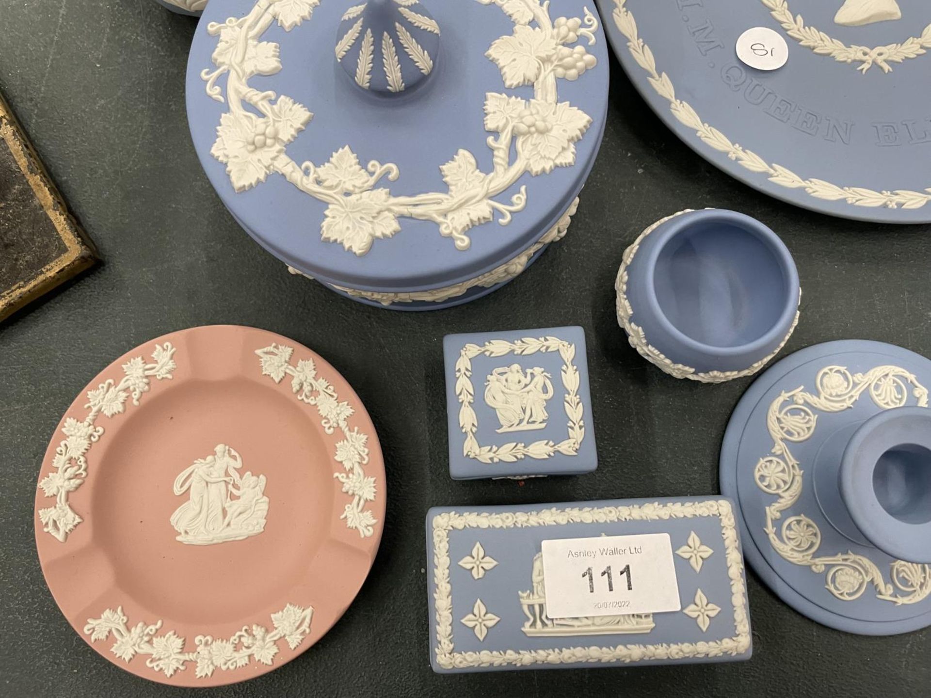 A QAUNTITY OF WEDGWOOD JASPERWARE TO INCLUDE PLATES, TRINKET BOXES, VASES, ETC, INCLUDES ONE PIECE - Image 2 of 5