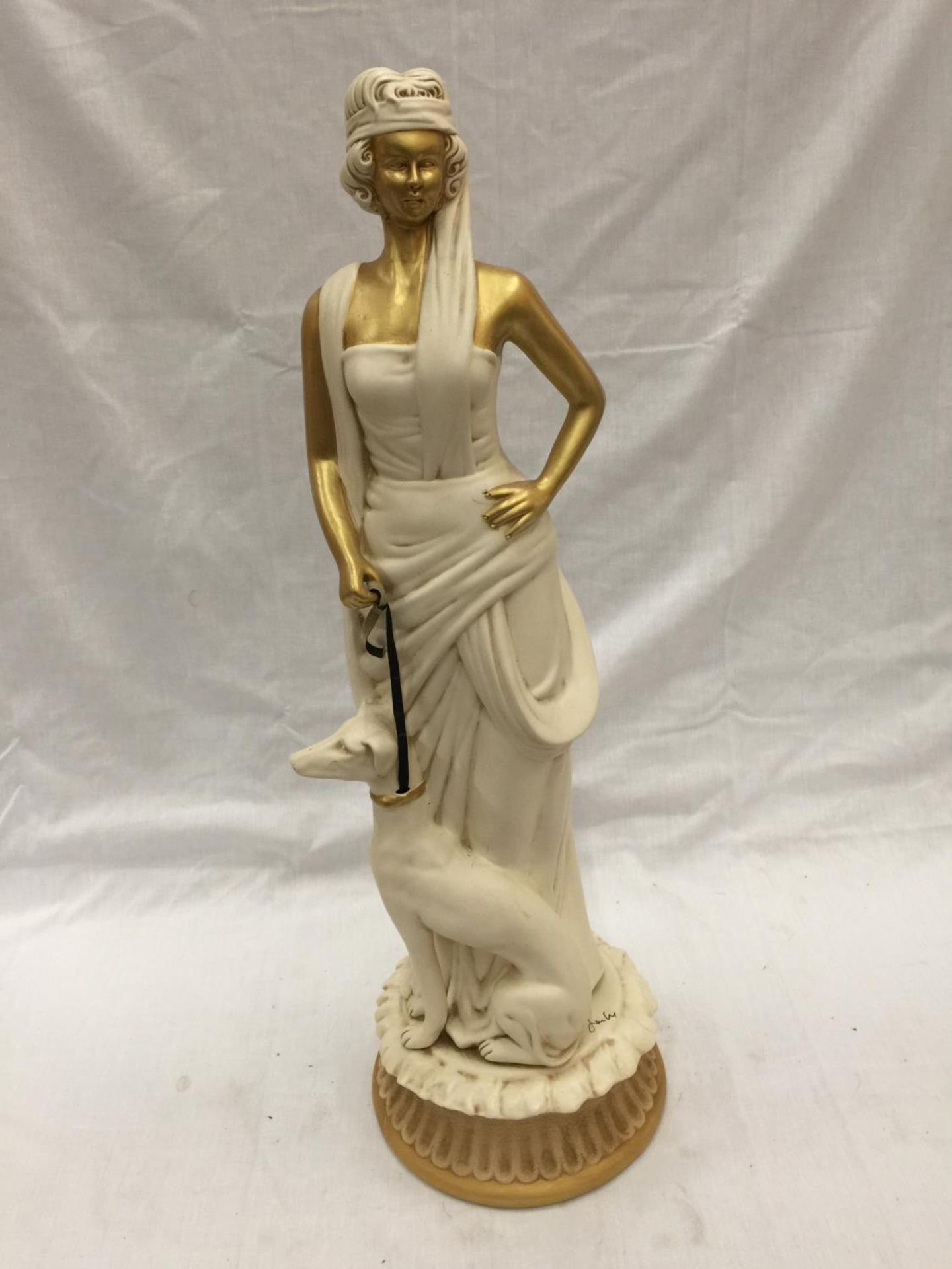 A FLOOR STANDING ART DECO STYLE FIGURE HEIGHT APPROX 72CM, SIGNATURE TO BASE