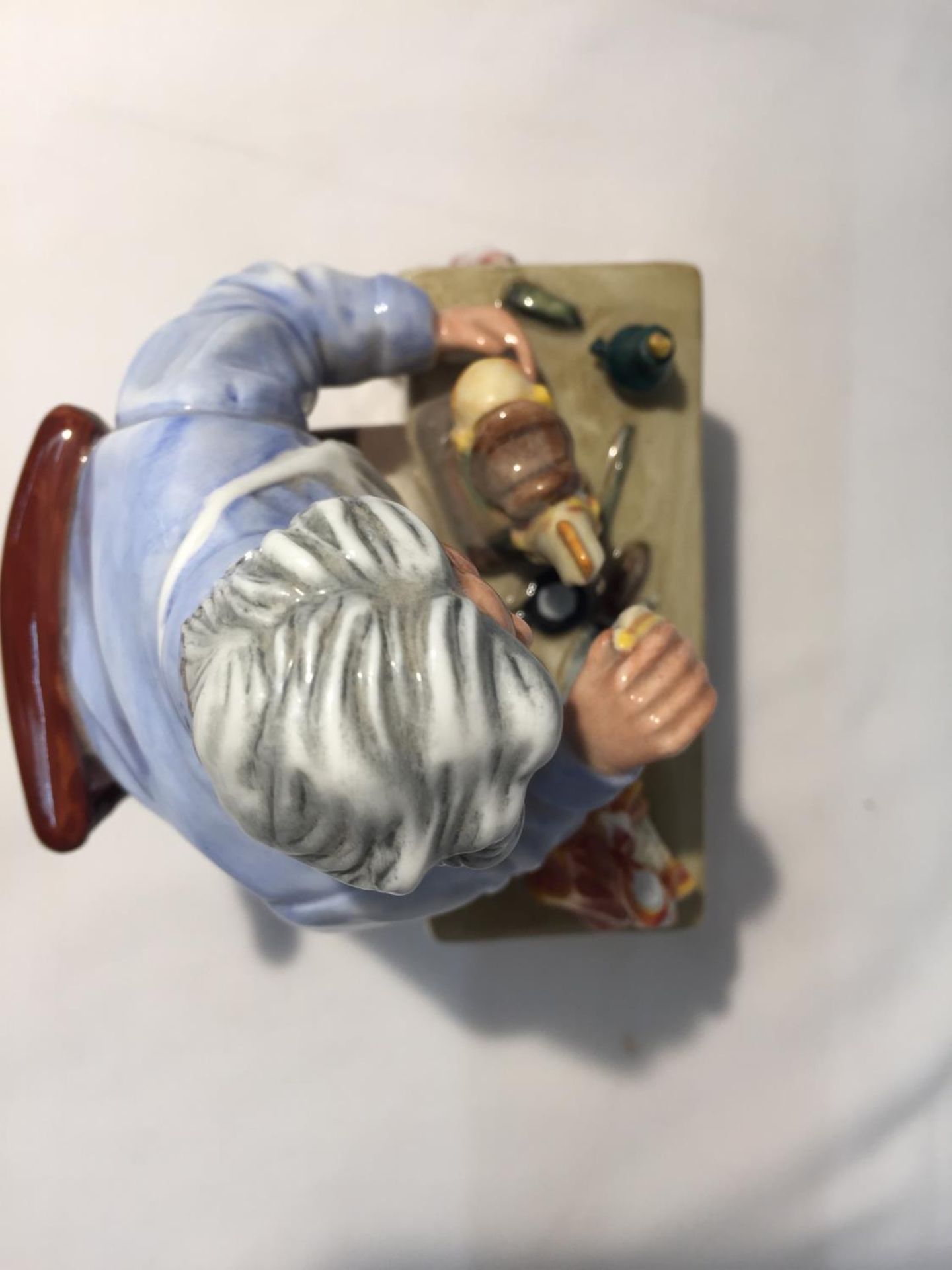 A ROYAL DOULTON FIGURE 'THE CHINA REPAIRER' HN 2943 HEIGHT APPROX 17CM - Image 5 of 7