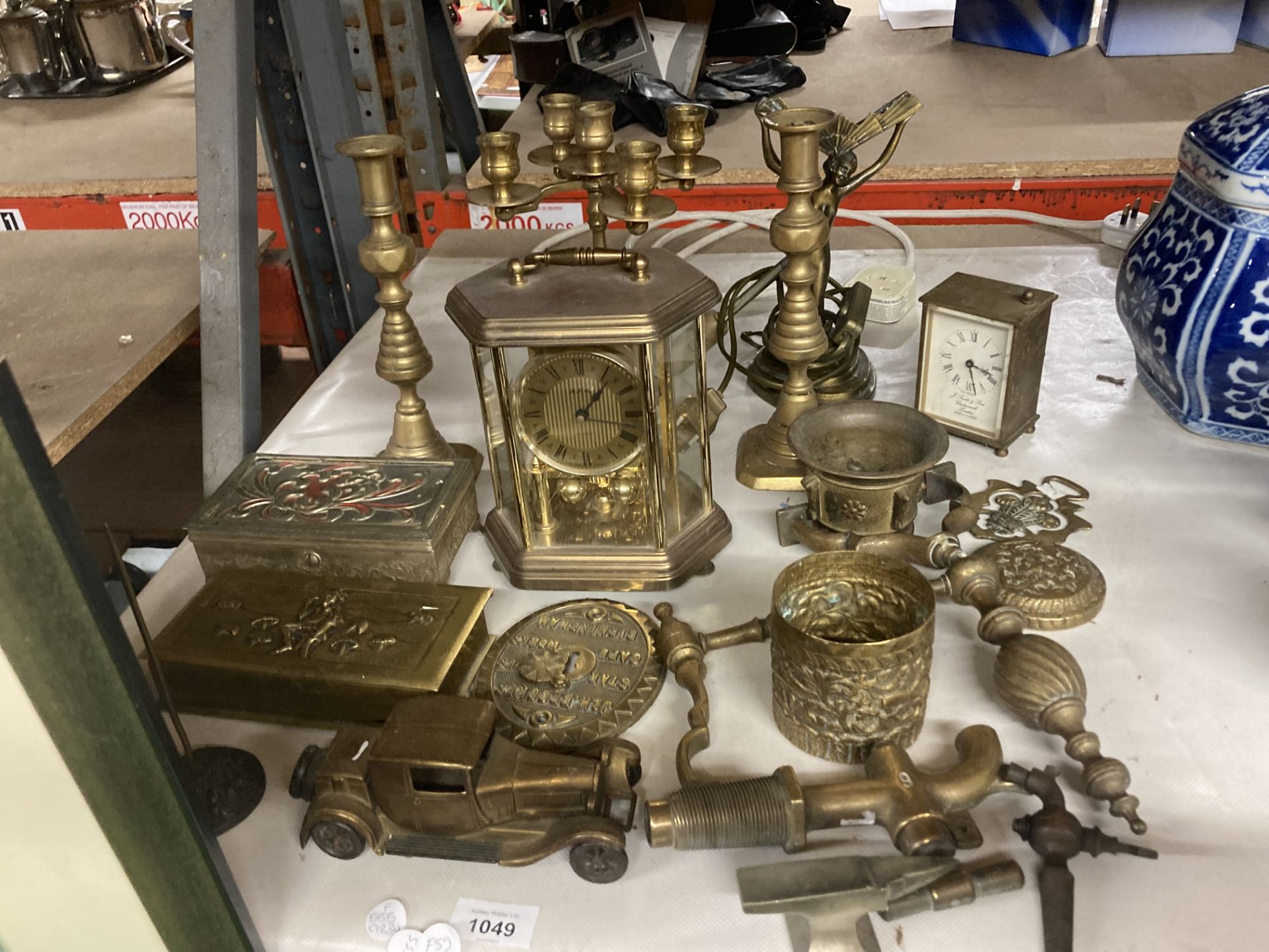 A LARGE COLLECTION OF BRASS ITEMS TO INCLUDE CANDLESTICKS, ANNIVERSARY CLOCK, BOXES, TAPS, VINTAGE - Image 5 of 6