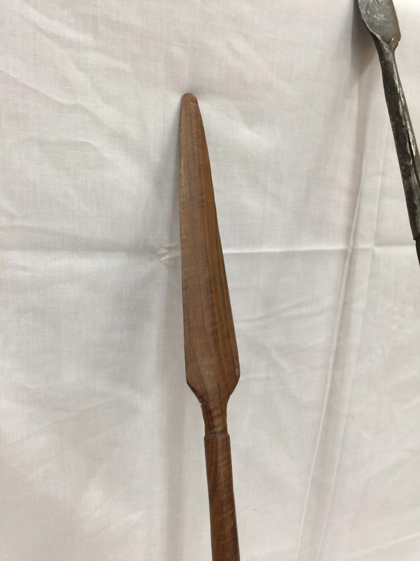 A VINTAGE 'HUNTING' SPEAR WITH METAL TIP LENGTH 150CM AND A WOODEN SPEAR LENGTH 118CM - Image 3 of 5