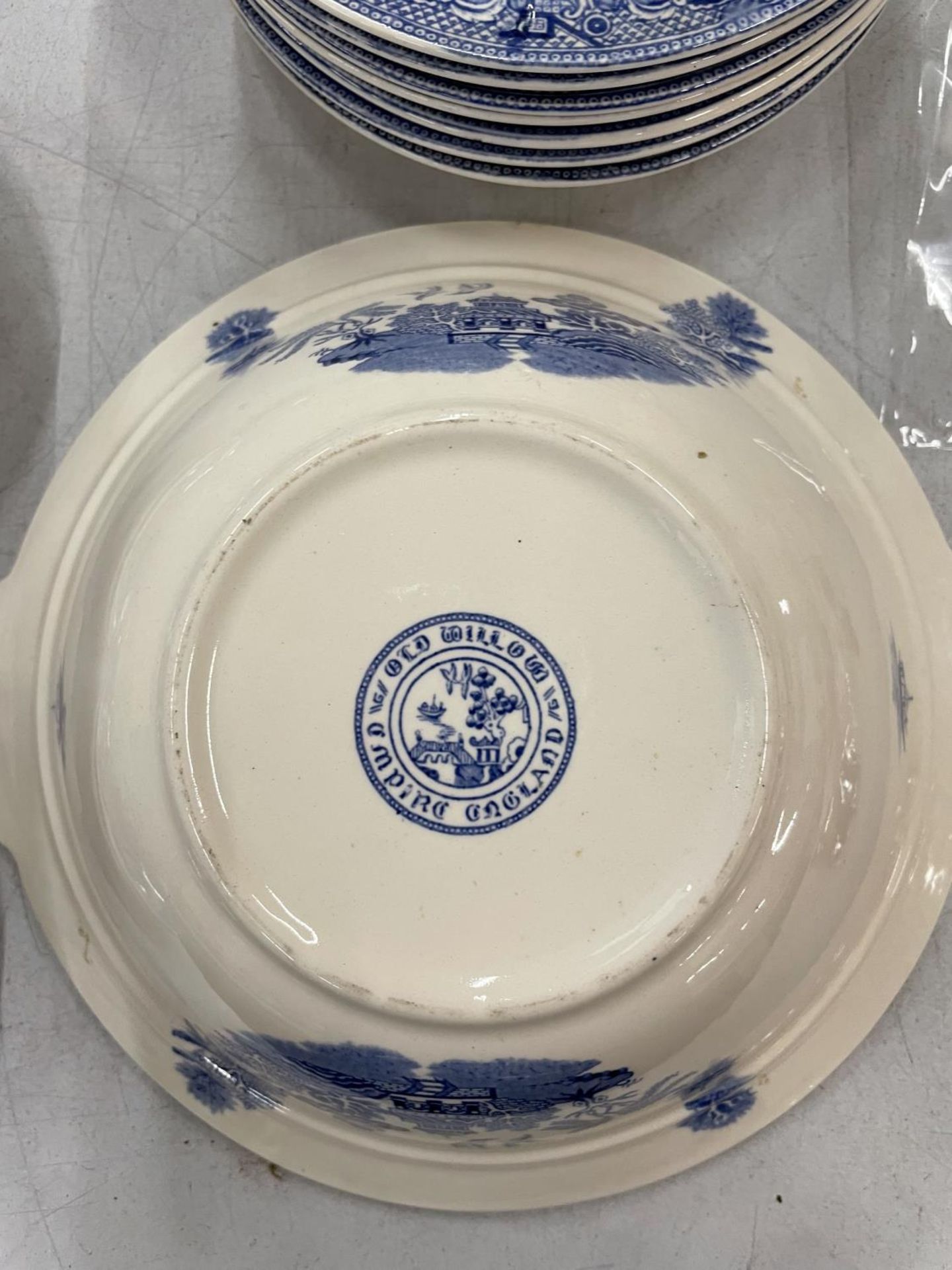 A QUANTITY OF EMPIRE 'OLD WILLOW' PATTERN TO INCLUDE CUPS, SAUCERS, BOWLS, SERVING PLATE SAUCE JUGS, - Image 6 of 6