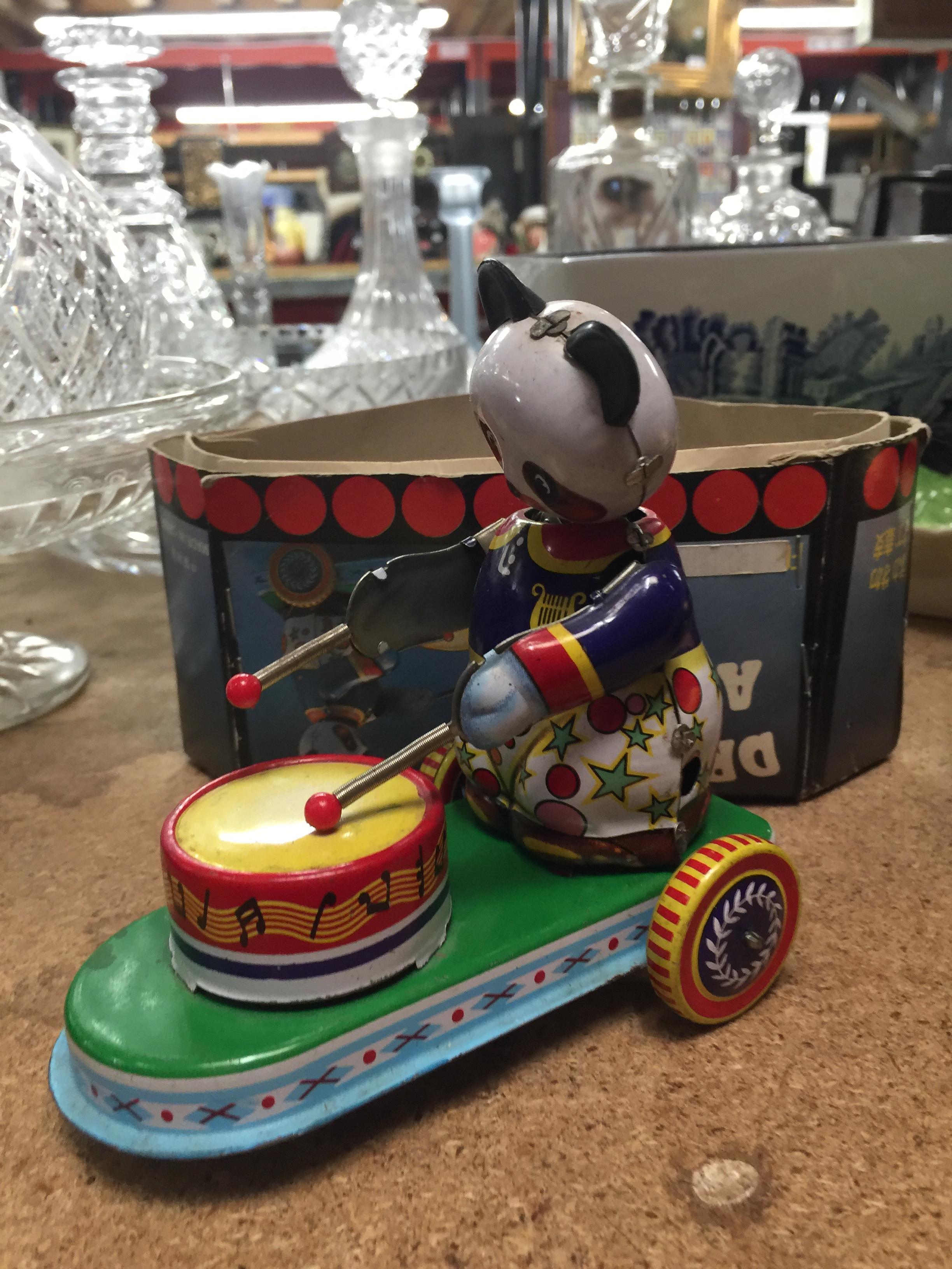 A VINTAGE CLOCKWORK DRUMMING PANDA WITH KEY AND ORIGINAL BOX - Image 3 of 4