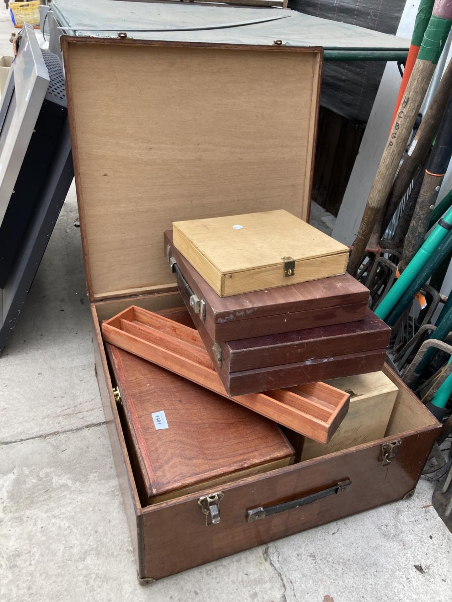 A LARGE QUANTITY OF WOODEN CASES AND BOXES