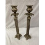 A PAIR OF SILVER PLATED CANDLESTICKS WITH COLUMN DECORATION HEIGHT 45.5CM