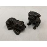 A PAIR OF BRONZE BULLDOGS, ONE SITTING AND ONE LAYING DOWN, HEIGHT 7CM AND 4CM