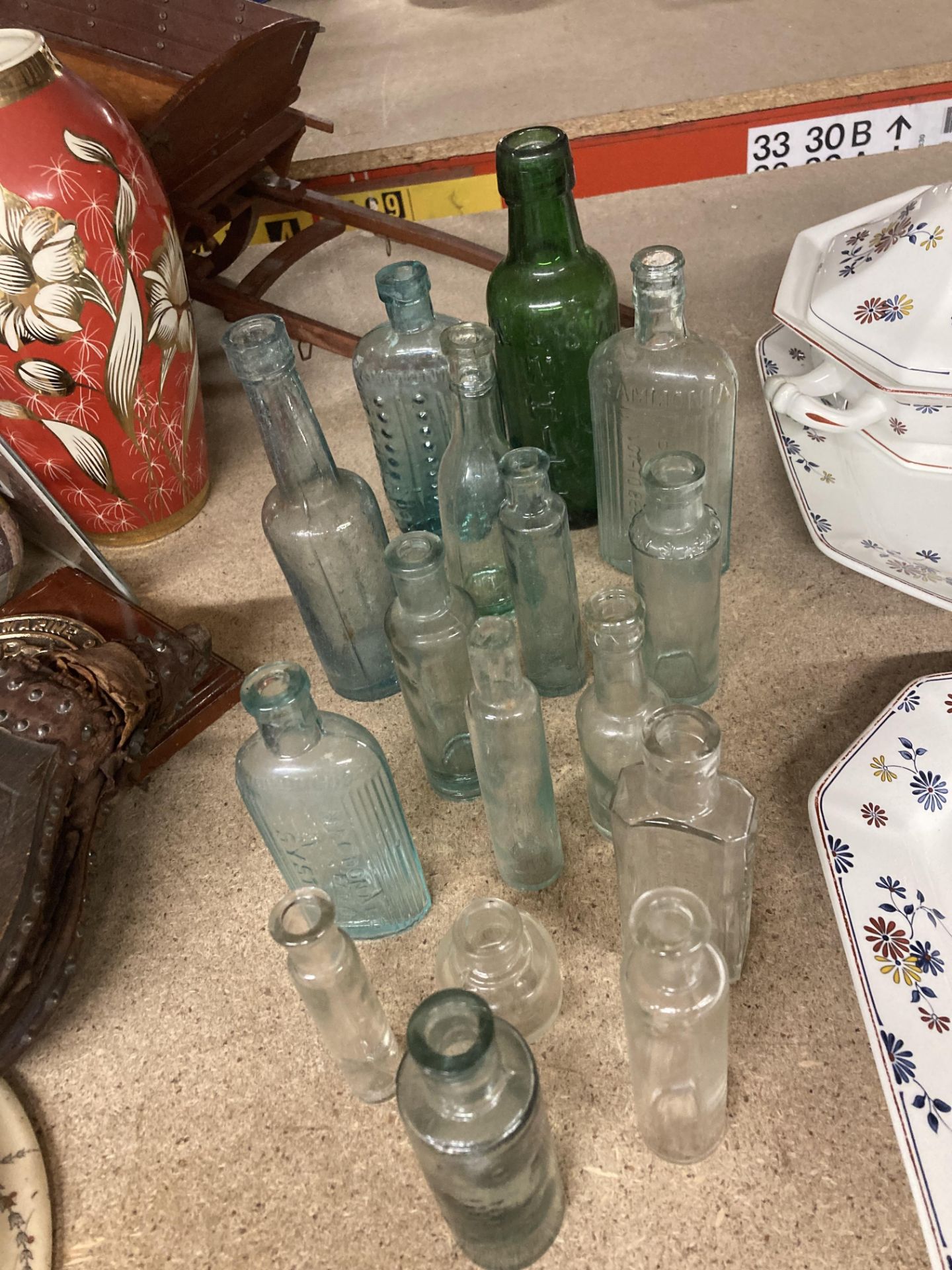 A COLLECTION OF VINTAGE BOTTLES - Image 3 of 5