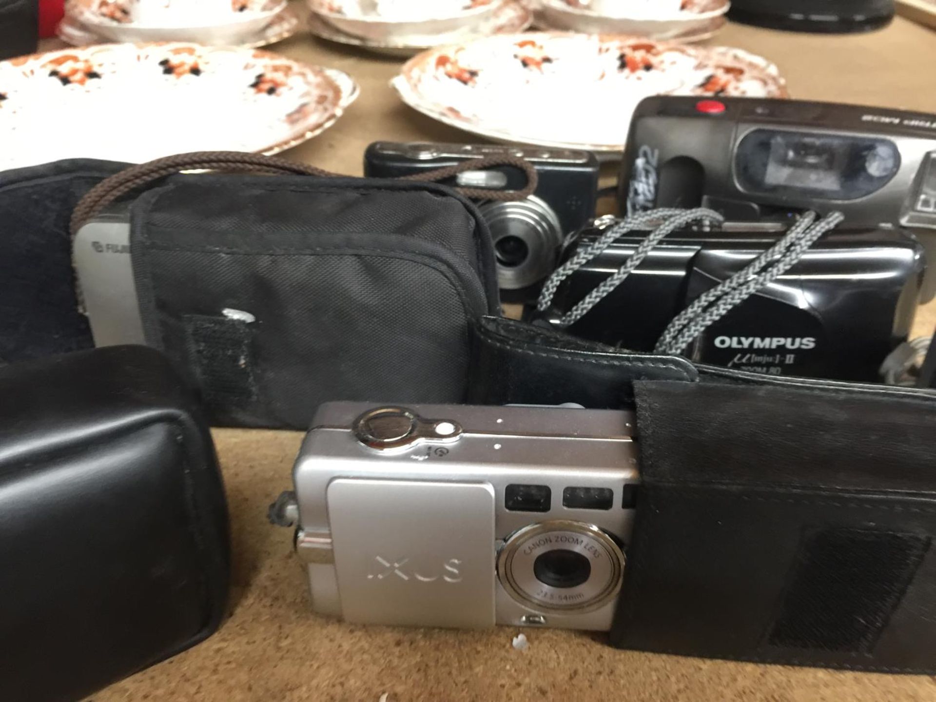A QUANTITY OF VINTAGE CAMERAS TO INCLUDE A CANON EXUS III, FUJIFILM FINEPIX, OLYMPUS ZOOM 80, ETC - Image 7 of 7
