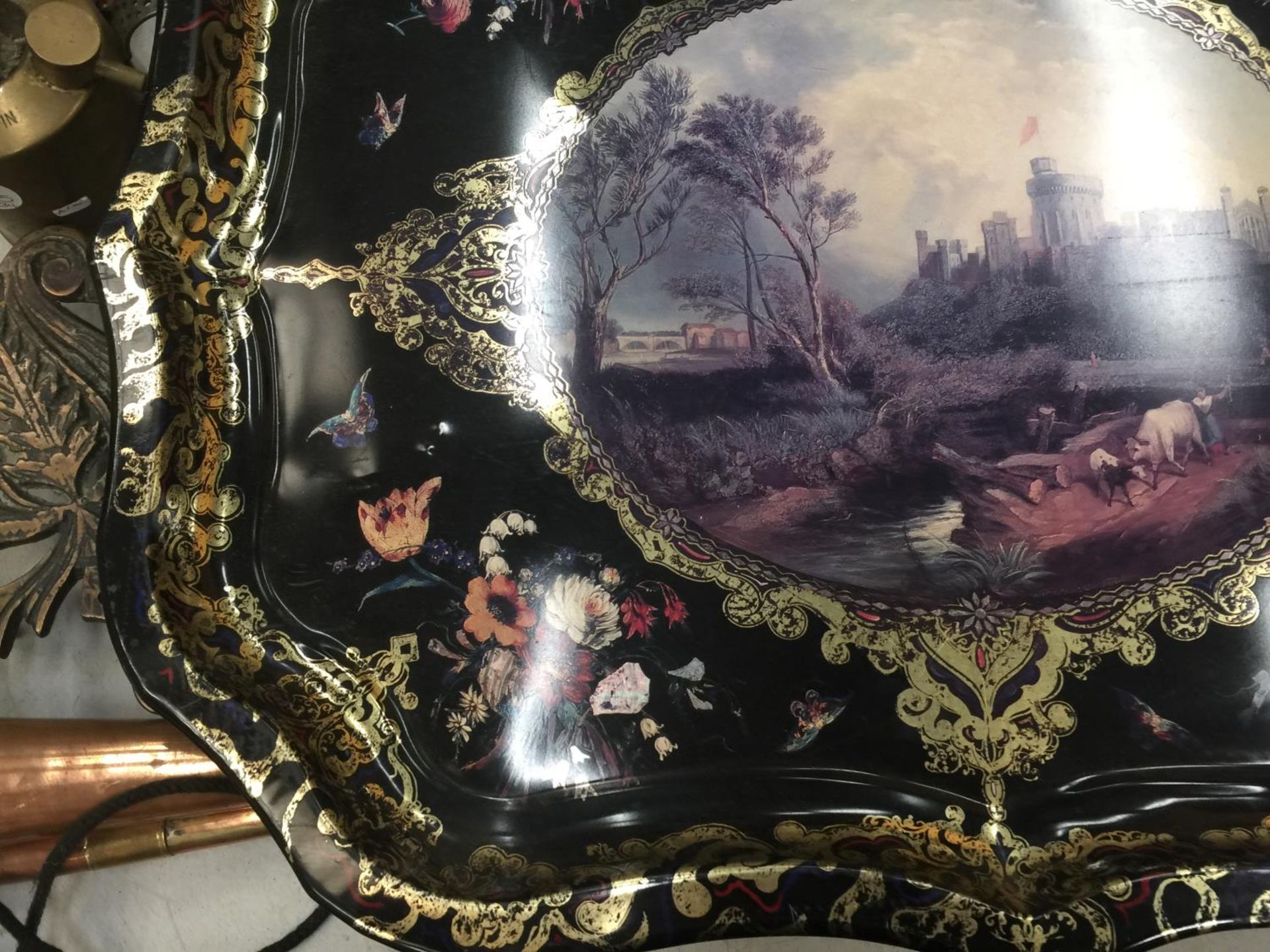 A DECORATIVE TIN TRAY WITH A CASTLE SCENE - Image 3 of 4