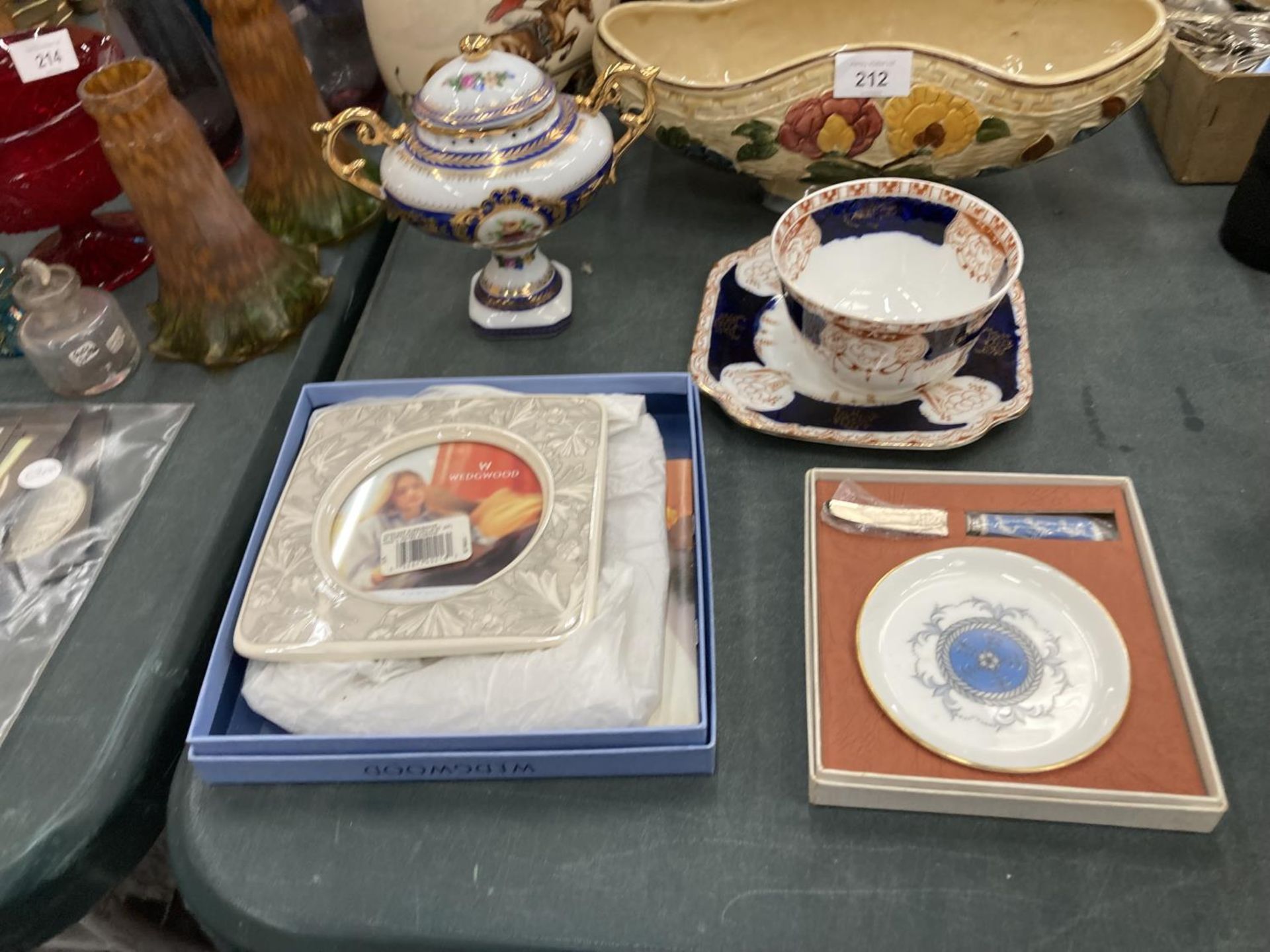 A VARIETY OF CERAMICS TO INCLUDE A VINTAGE INDIAN TREE BOWL TOGETHER WITH LARGE JUG DEPICTING - Image 16 of 24