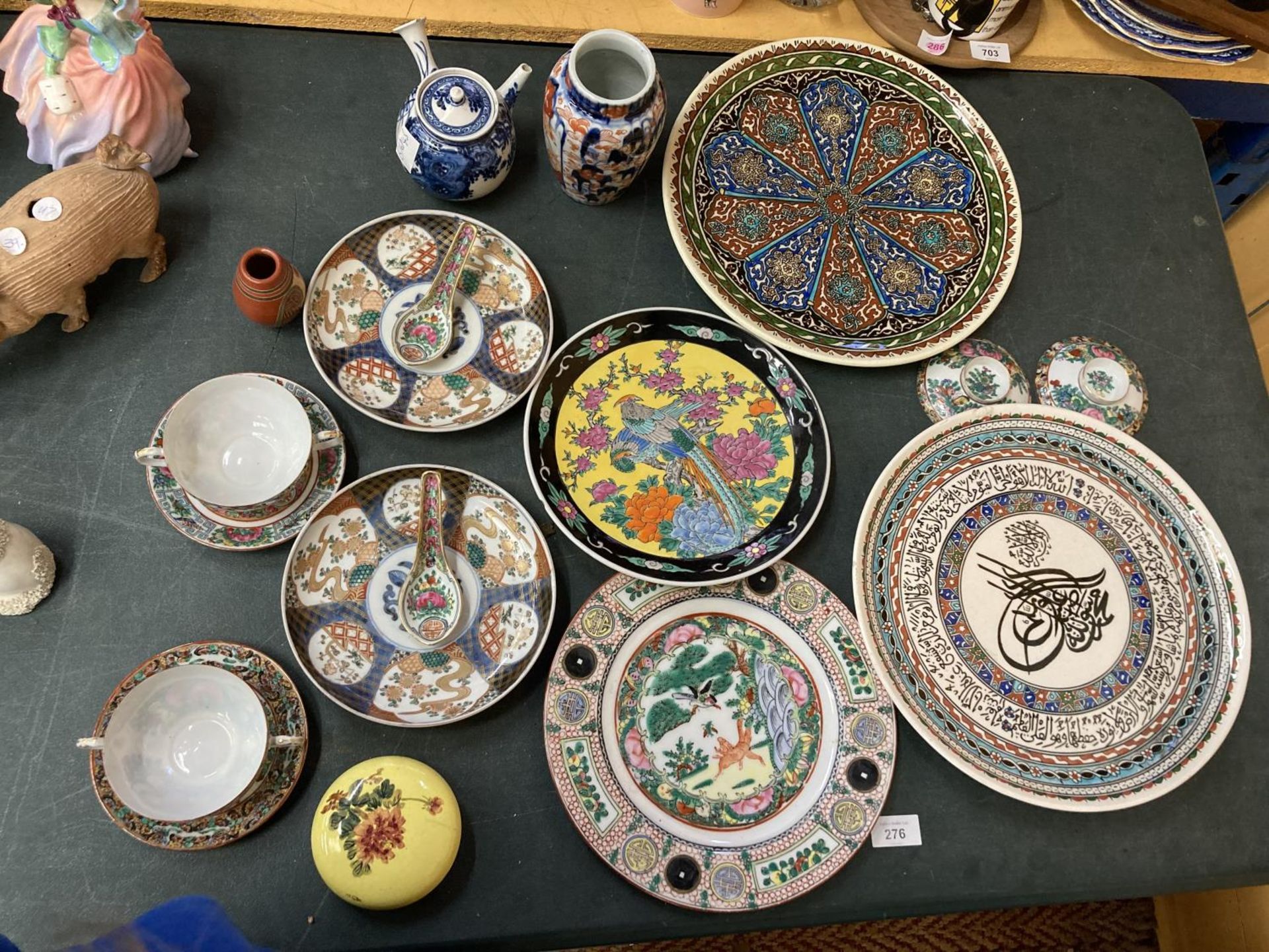 A QUANTITY OF ORIENTAL ITEMS TO INCLUDE PLATES, CUPS, SAUCERS, VASE,ETC - Image 2 of 19